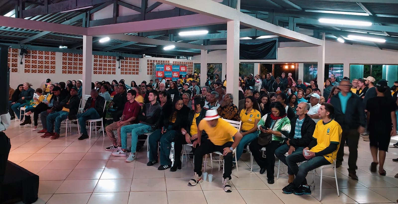 PLENÁRIA DA PRÉ-CAMPANHA DE ANDRÉ VARGAS E PAULA VICENTE NA REGIÃO NORTE REÚNE CASA CHEIA, EMOÇÃO E APOIO DE PESO